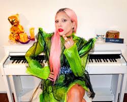 Gaga was born on march 28, 1986 in manhattan, new york city, to cynthia louise (bissett), a philanthropist and business executive, and joseph anthony germanotta, jr., an internet entrepreneur. Klarna Als Ringtrager Wahrend Lady Gaga Ja Sagt Zu Sich Selbst
