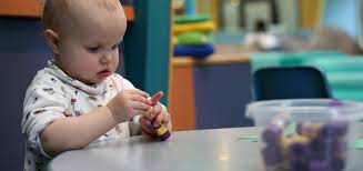 Dans quelques mois votre bébé sera là et il faut déjà penser au mode de garde. Les Modes De Garde Le Rythme Des Journees De L Enfant Grandir Avec Nathan
