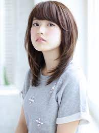 伸ばしかけのミディアム 可愛く乗り切るポイントは 今度こそ 憧れのロングヘアをゲットしよう ホットペッパービューティーマガジン セミロングのヘアカット ミディアムロングのヘアスタイル 髪型 セミロング