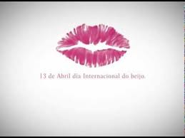 Que que tem passar o dia do beijo sem beijar, vcs por acaso passam o dia do índio com um índio, o dia da arvore abraçando um tronco ou o dia de finados dentro de um caixão? Dia Internacional Do Beijo Renascer Aos 40