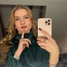 Antonia Heller's Instagram, Twitter & Facebook