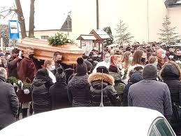Najnowsze informacje z nowej białej i okolicy #nowabiala #obłazowa #białka. Nowa Biala Pogrzeb Ofiar Noworocznej Tragedii Trzech Mlodych Mezczyzn Zegnaly Tlumy Zakopane Nasze Miasto