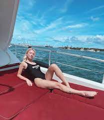 Courtney Miller's Feet << wikiFeet