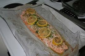 Couper un citron en 2 et le presser sur les pavés. Filet Poisson En Papillote Au Four