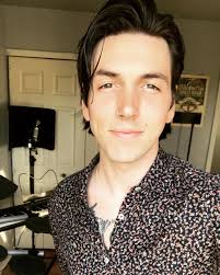 Forever in the limbo of cut my hair? ➡️ leave it long?➡️ or go full scene  kid again?