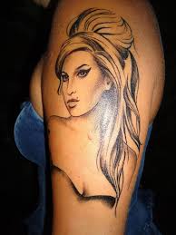 Amy's upper back had a tattoo of an american eagle with an egyptian ankh. Amy Winehouse Tribute Tattoos The Good The Bad And The Wtf Tribute Tattoos Amy Winehouse Winehouse