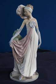 I dare say this is a rare piece as i can only find one. Rare Large Lladro Figure Art Deco Elegant Lady Lladro Figurative Art Elegant Woman