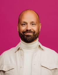 Ett egocentriskt självporträtt på magenta (2023 års pantonefärg 👌🏼) får… 