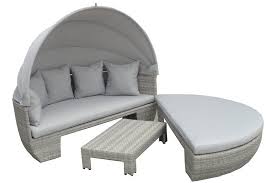 Cocoon Le Lit De Detente Rond Et Modulable En Resine Tressee Avec Pare Soleil Integre Coussins Et Table Basse Le Veritable C Lit Salon De Detente Mobilier