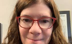 Achau Cymreig yn ysbrydoli dynes o America i ddysgu Cymraeg