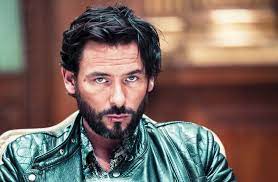 Avec un prénom comme sagamore, qui signifie « chef suprême de la tribu » en amérindien, l'acteur rêvait d'avoir la sienne. Falco La Une Et Tf1 Sagamore Stevenin Quitte La Serie Telepro