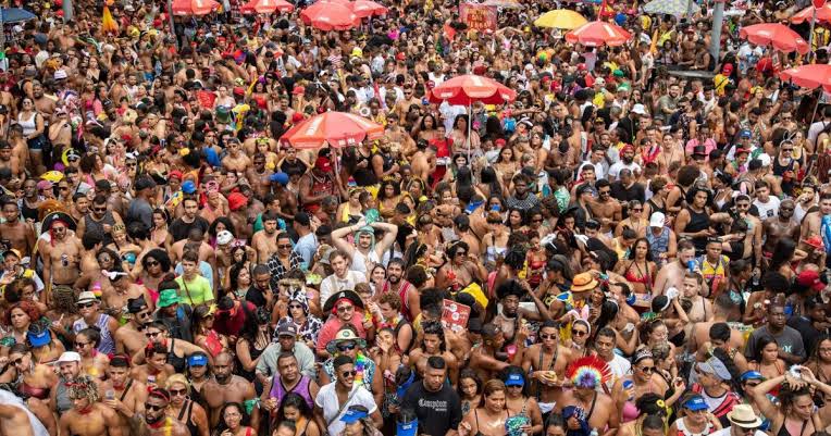 Foliões dançando durante o carnaval brasileiro