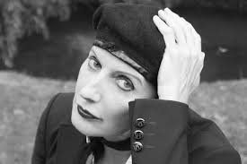 The Latem Gallery exposeert in Lochristi: “Geen betere locatie dan de tuin  en galerie in de Hoekskensstraat”