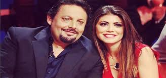 Enrico brignano a 105 friends. Flora Canto E Martina Moglie E Figlia Enrico Brignano Lui Sono Fortunato