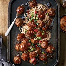 Recette De Boulettes De Boeuf Au Gingembre Et Nouilles Soba Aux Pois Mange Tout Coup De Pouce Tasty Meatballs Best Chinese Food Asian Recipes