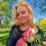 Lisa Tokar's Instagram, Twitter & Facebook