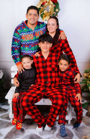 Felices fiestas para ti y los tuyos, te desea la familia #Castillo. Gracias  a todos por seguir nuestras aventuras, seguimos reinventandonos.... Saludos  desde el más allá.