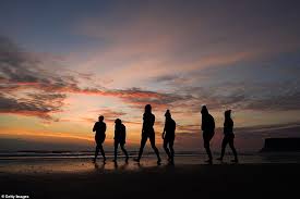 Nairobi, only 1°17' south of the equator, has exactly 12 hours of sunlight on june 21—the sun rises at 6:33 a.m. 5ud6jmkpunfvm