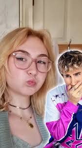 Michelle Mort's Instagram, Twitter & Facebook