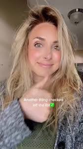 Lindsay Whitlock's Instagram, Twitter & Facebook