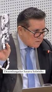 Desembargador Saraiva Sobrinho faz registro do livro “Guerra às Drogas”, de  Olavo Hamilton.