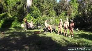 Chicos del ejército haciendo cosas gay y chicos militares desnudos sin  camisa Los hombres están fuera para el ver en linea