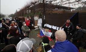 Jun 22, 2021 · babišův střet s bruselem může vést ke zhoršení ratingu čr domácí 22. Pred Dum Babise Polozili Rakev A Zachodovou Misu V Praze Se Protestovalo Proti Vladnim Opatrenim Kvuli Koronaviru Cz 24 News