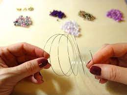 Wenn sie das armband aus jeans selber machen wollen, dann sind sie genau richtig gekommen. Diy Perlenarmband In Violett Aus Memory Draht Und Halbedelstein Perlen Selber Machen Perlenkuchen