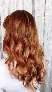 caramel haare frau mit mittellangen karamellfarbigen haaren trendige haarfarben karamell haarfarbe haarfarben haare caramel