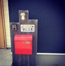 お客様よりオシャレな玄関のお写真をご提供頂きました こちらは当店のカリフォルニア80 sデザインをベースにした表札 レトロなサンセット柄はアメリカ西海岸の王道バックの木材とのマッチングもバツグンで とっても素敵ですご提供有難うございます hamuchaninc