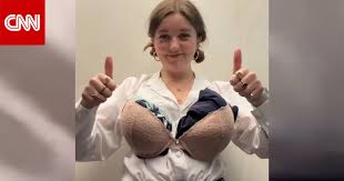 امرأة تحاول الصعود على متن طائرة بخدع توضيب من الانترنت.. شاهد ما حدث