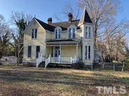 164 N Clark St Henderson Nc 27536 Corner Half Tower Angled With Windows Victorian Homes Find Property Renting A House