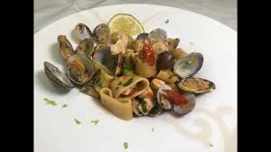 Intanto tagliate a cubetti il pesce spada e versatelo in una padella antiaderente con 1 cucchiaino d'olio, succo di 1/2 limone e la sua scorza grattugiata mettete il pescespada in un piatto e tenetelo da parte e, nella stessa padella in cui lo avrete cotto, versateci la zucchina grattugiata con 1 spicchio. Paccheri Con Pesce Spada E Vongole Veraci Youtube