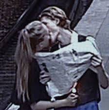 Kumpulan gambar tentang gambar ciuman gerak, klik untuk melihat koleksi gambar lain di kibrispdr.org. Pin Oleh Mblk Di In Love Fotografi Remaja Gambar Orang Gaya Grunge