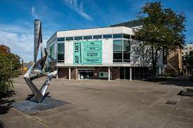 Das frühere kleine haus wurde 1962 durch einen neubau aus beton, stahl und glas ersetzt. Spielstatten Schauspiel Stuttgart