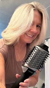 Roundish brush blow dryer for shiny hair