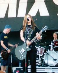 Avril le entrega premio a pink, junto a lisa marie. Avril Lavigne Simple English Wikipedia The Free Encyclopedia