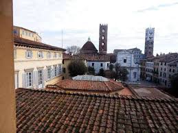 Lucca centro storico interessante appartamento con ingresso indipendente di mq 240 ca con possibilita' di garage posto al piano primo. Vendita Appartamento Lucca Quadrilocale In Centro Storico Da Ristrutturare Terzo Piano Riscaldamento Autonomo Rif 76268470