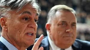 Leikitään Patsya ja Edinaa Englantilainen kulttisarja Todella upeeta