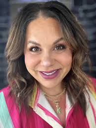 Tis the season for some sparkle and for your best mistletoe-ready lips!!  Check out this Tip Tuesday hint for all of your holiday events!!! 🎄✨