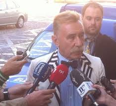 Según dice, la mujer fue quien provocó y quien le tiró del pelo, aunque en. El Juicio Por El Crimen De Roberto Larralde Se Celebrara A Principios De Ano Radio Leon Cadena Ser