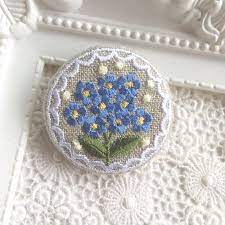 リネン 青と紫のお花のリース 刺繍ブローチ 手芸刺繍 ブローチ 手芸