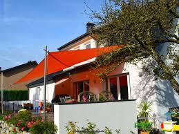 Sonnensegel In Manuell Aufrollbar Uber Einer Terrasse Als Grossflachiger Regen Und Sonnenschutz Sonnensegel Sonnenschutz Aufrollbare Sonnensegel