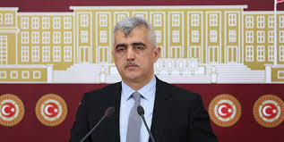 Eski akp milletvekili, gergerlioğlu'nun vekilliğinin düşürülmesini protesto etti. Yolun Sonuna Gelen Hdp Li Omer Faruk Gergerlioglu Magdur Edebiyatina Devam Etti