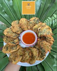 10 sdm tepung terigu, 2 sdm tepung beras, 1 genggam kucai, 20 gr ud rebon, 1 butir telur, 300 ml air, secukupnya minyak goreng, 3 siung bawang putih, 5 siung bawang merah, 1 sdt merica, 1 sdt kaldu jamur, 1/2 sdt garam, sambal (lihat resep). Bakwan Pontianak Bertopping Udang Ada Di 5 Tempat Ini