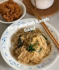 Semboyan yang pas untuk sajian nasi goreng kampung ini adalah penampilan boleh sederhana tetapi rasa harus luar biasa. Bihun Goreng Kampung Ala Mama Imani Sedap Murah