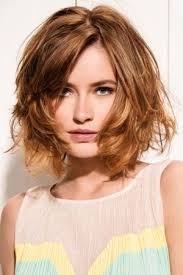 Le Chatain Cuivre De Fabio Salsa Coupe De Cheveux Carre Plongeant Cheveux Boucles Coupe Cheveux Carre