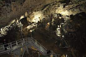 Peștera valea cetății este o peșteră situată la aproximativ 3 km de orașul râșnov, pe șoseaua valea cetății spre poiana brașov, situată la 825 m altitudine. PeÈ™tera Valea CetÄƒÈ›ii Un Loc Mirific Descoperit Abia In 1949 Biz Brasov