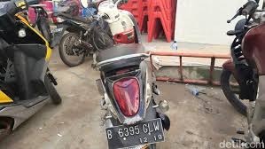 Modifikasi yang biasa dilakukan adalah dengan menambahkan box pada bagian belakang motor, plus lampu sen samping kiri dan kanan bodi depan. Ringsek Servis Scoopy Yang Dicabik Cabik Adi Capai Rp 3 Jutaan