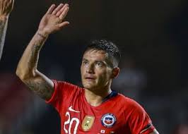 El volante de la fiorentina, que está en medio de la cuarentena por el coronavirus, estuvo contestando una serie de preguntas en su cuenta de instagram y una de esas fue su futbolista predilecto, a lo que no tuvo problemas en responder que el rey arturo. Por Que A Erick Pulgar Se Le Conoce Como El Frio As Chile